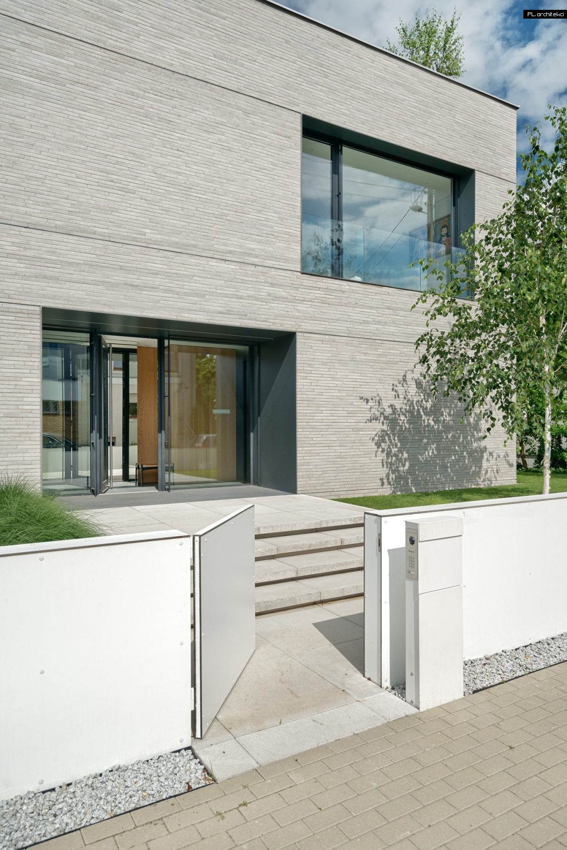 dom rozcięty minimalistyczny dom kostka poznań plarchitekci