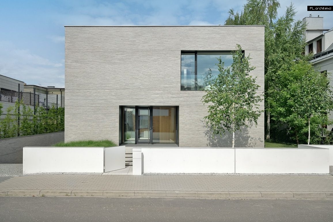 dom rozcięty minimalistyczny kostka poznan szarość plarchitekci