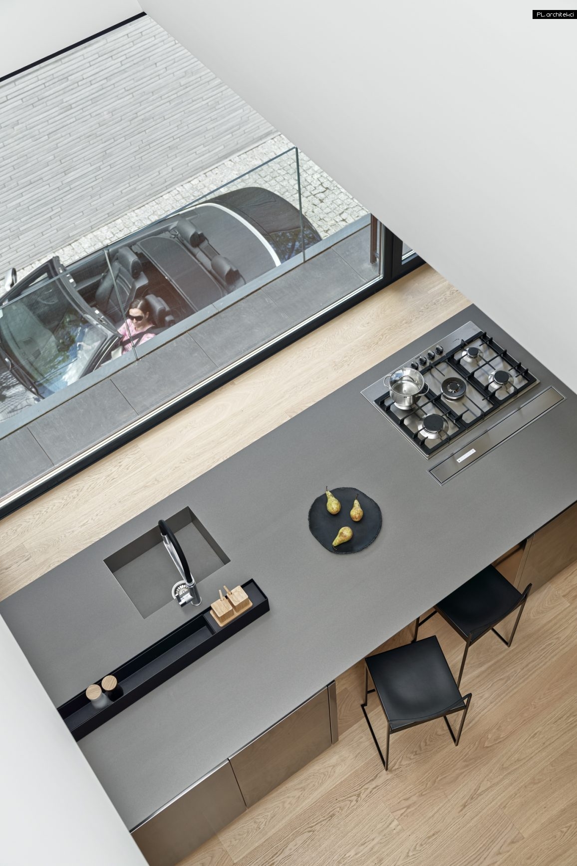 dom rozcięty minimalistyczny kostka wnętrza design kuchnia stal wyspa kuchenna poznań plarchitekci
