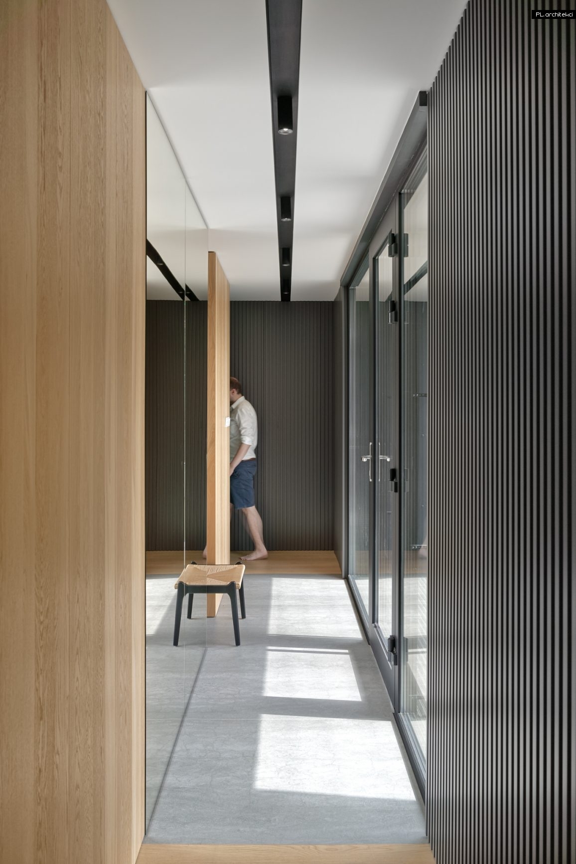 dom rozcięty wnętrze minimalistyczne dom kostka schody plarchitekci poznań