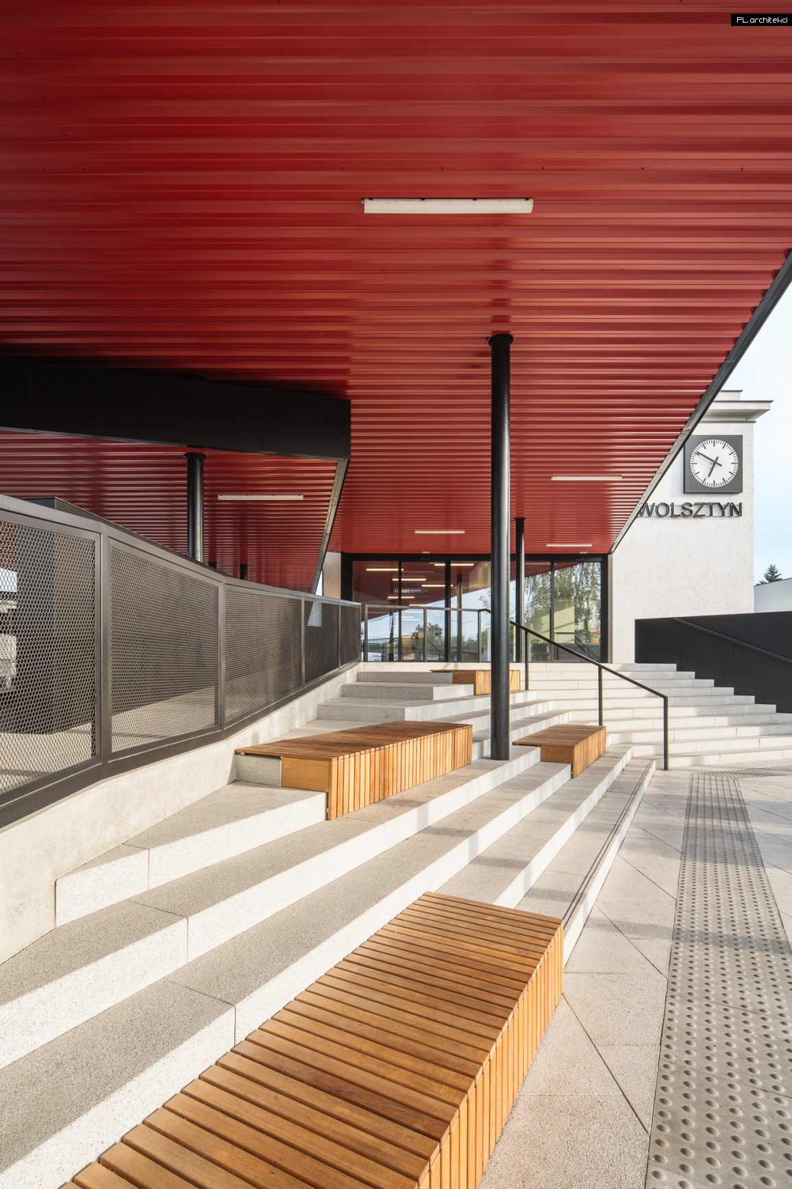 dworzec kolejowy autobusowy nowoczesny przebudowa rozbudowa czarny czerwony wolsztyn plarchitekci