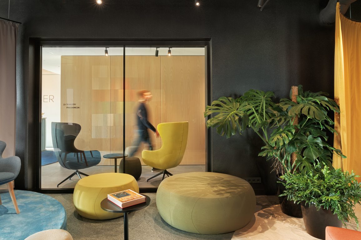 wnętrza biura kleiber nowoczesny design kolor czerń czarny drewno psząca plarchitekci