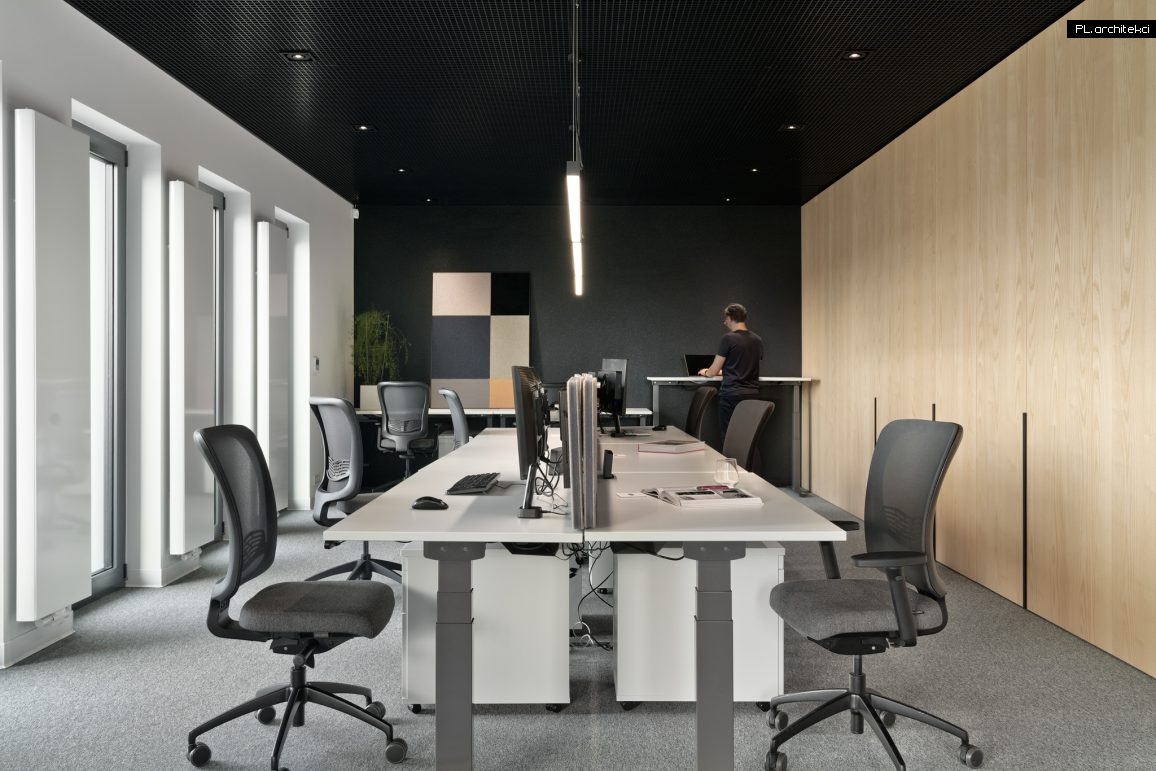wnętrza biura kleiber nowoczesny design czarny czerń psząca plarchitekci