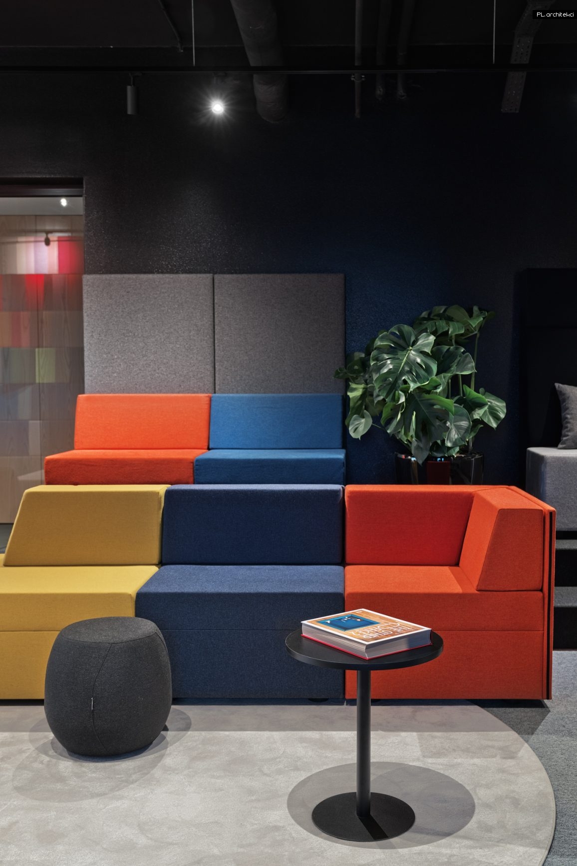 wnętrza biura kleiber nowoczesny design czarny czerń kolor psząca plarchitekci