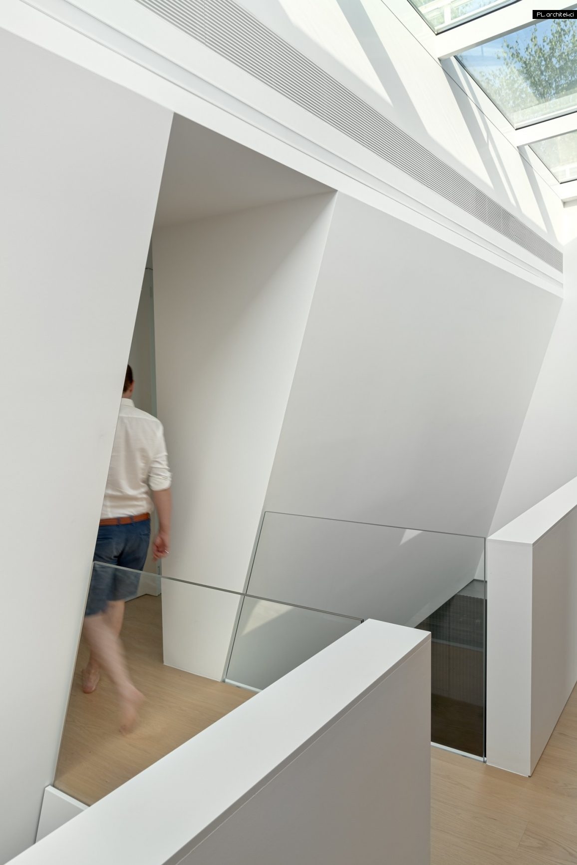 dom rozcięty minimalistyczny kostka wnętrza design poznań plarchitekci